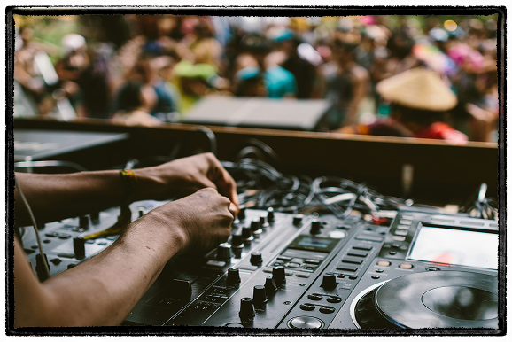 Live Music +</br>Entertainment